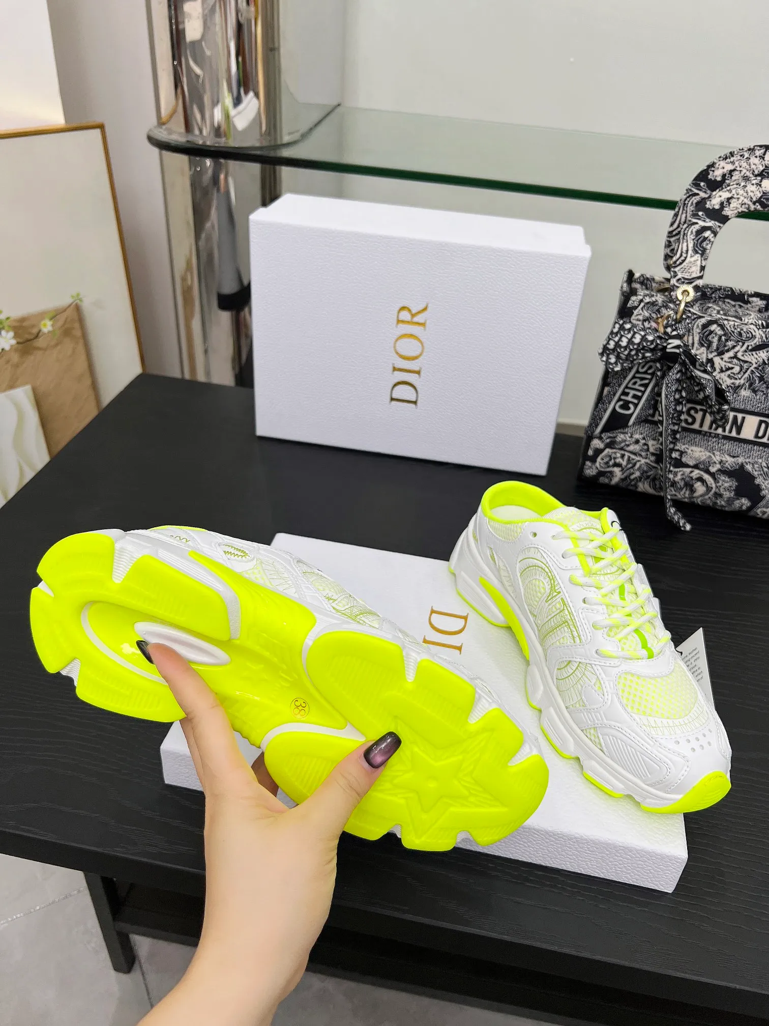p560🐮🐮This Dior Chrono sports half slipper reinterprets running shoes with Dior's haute couture style. Gray mesh fabric is paired with tonal suede calfskin panels, the CD logo on the side, the star patch on the tongue and the Dior logo on the heel, all in classic fine detail. Featuring two-tone laces and a lightweight sole with star graphics, they can be worn year-round. Size: Women’s size 35-41 (35/42 can be customized) Men’s size 40-46 (men’s version is being printed) Color: 12 colors available